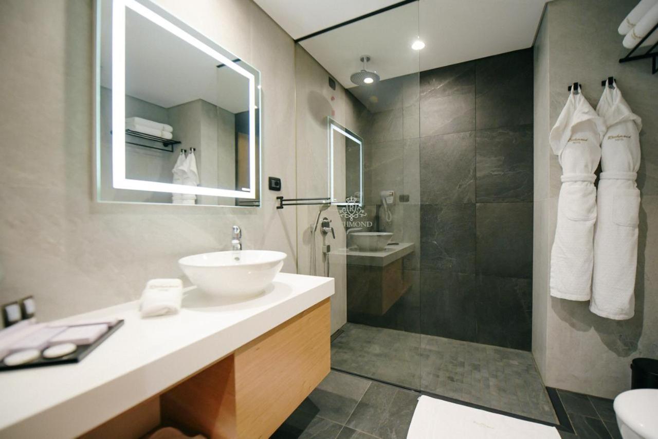 Richmond Hotel Korcza Zewnętrze zdjęcie