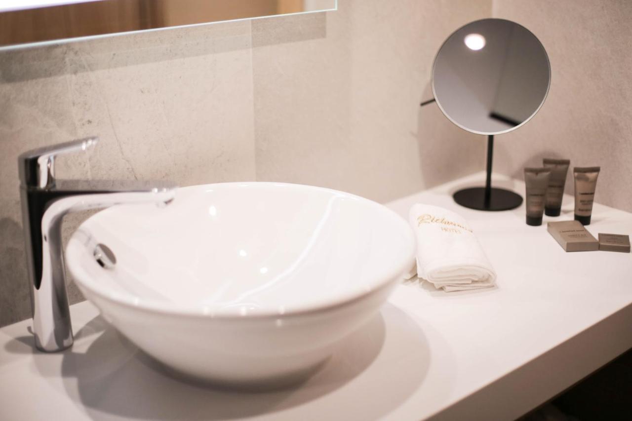 Richmond Hotel Korcza Zewnętrze zdjęcie