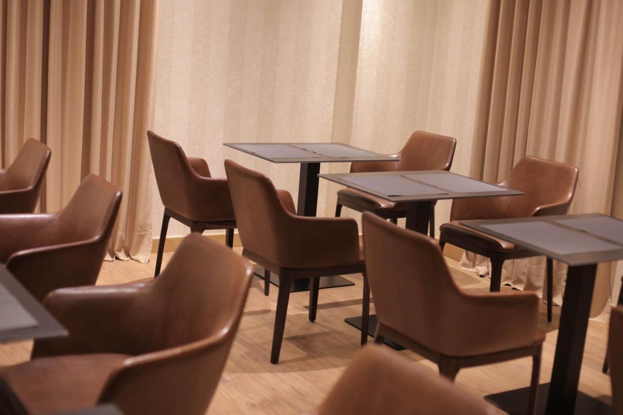 Richmond Hotel Korcza Zewnętrze zdjęcie
