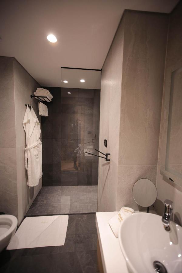 Richmond Hotel Korcza Zewnętrze zdjęcie