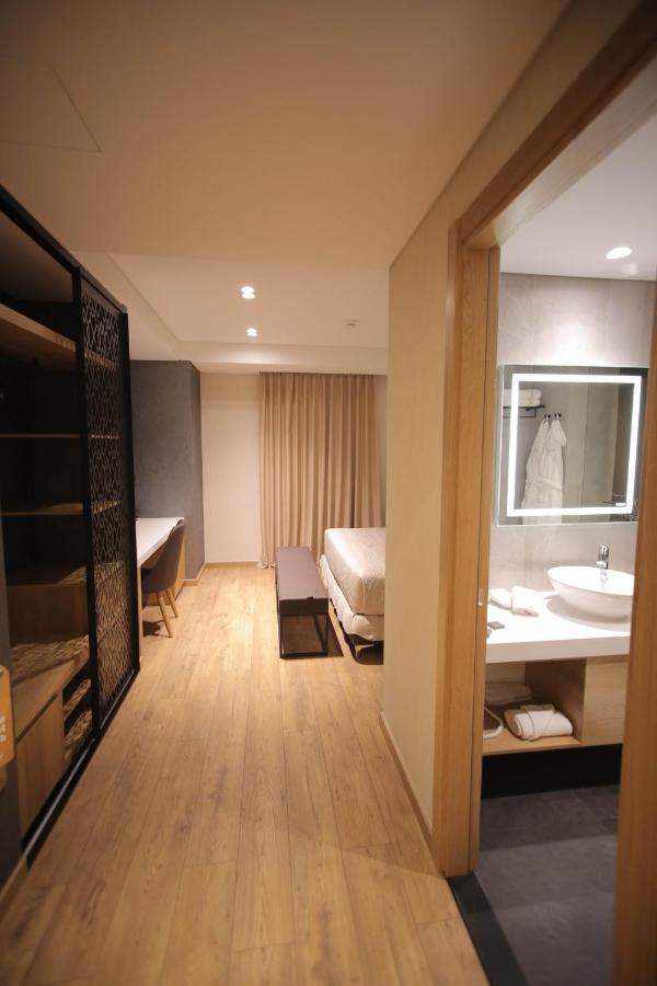 Richmond Hotel Korcza Zewnętrze zdjęcie
