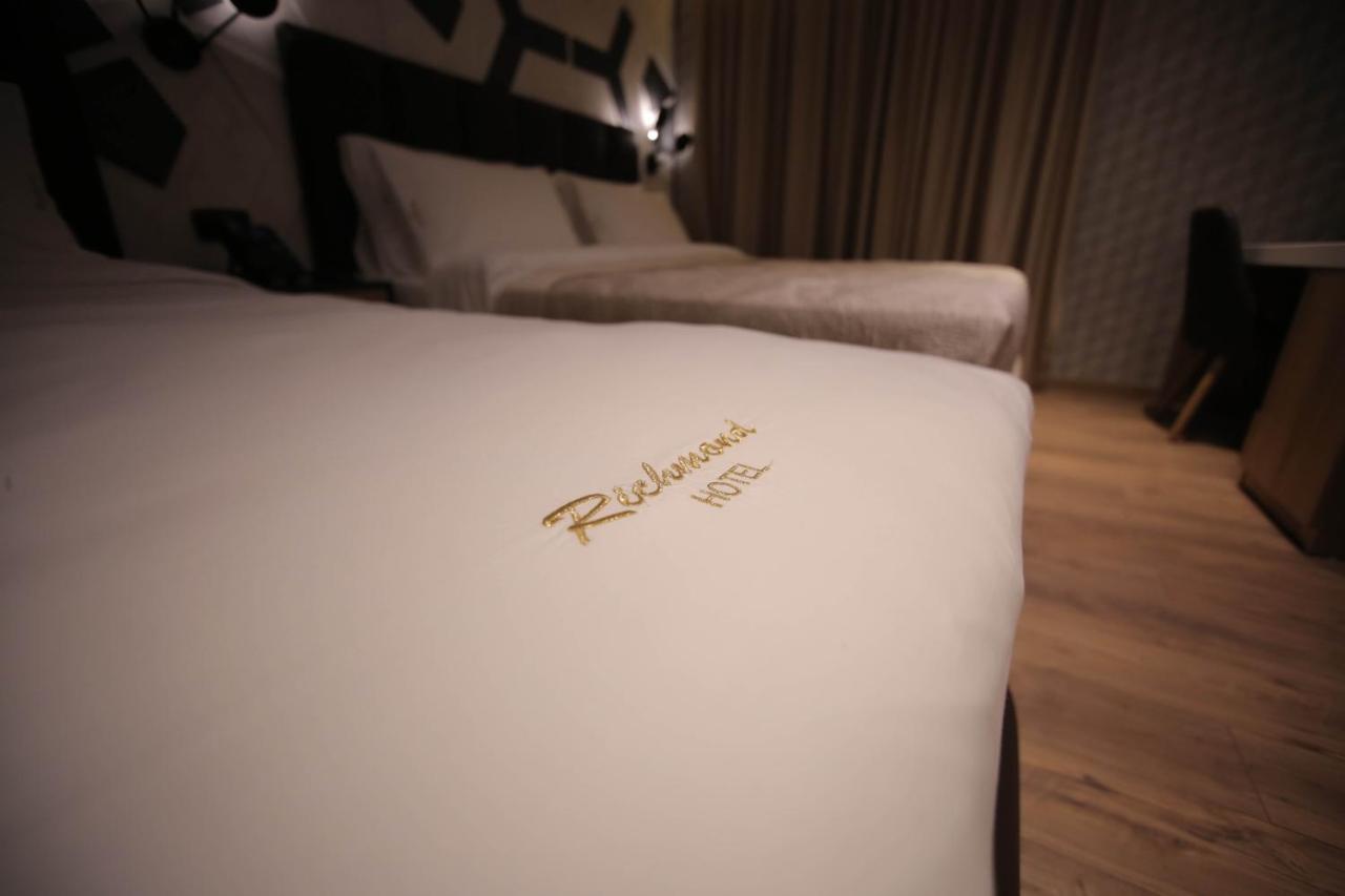 Richmond Hotel Korcza Zewnętrze zdjęcie
